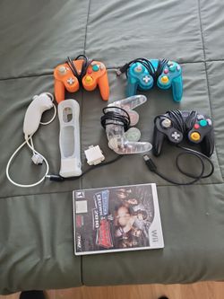 GameCube Controllers, Wii Remote & WWE Game Bundle