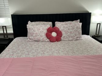 King Headboard And Metal Platform Base 