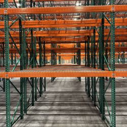 Industrial Pallet Racks Shelving Wire Mesh Decking Uprights Beams Pallet Racking Forklifts