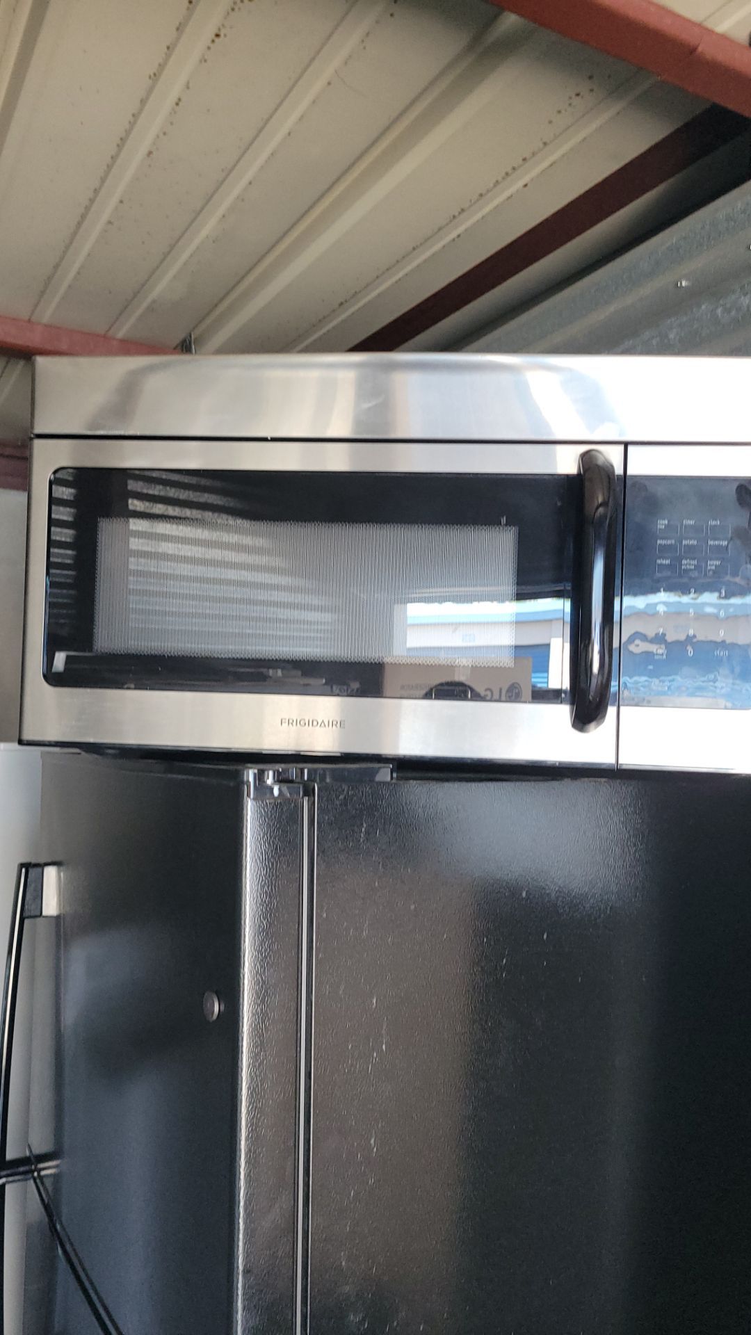 FRIGIDAIRE 30" OVER RANGE MICROWAVE LIKE NEW CAN DELIVER