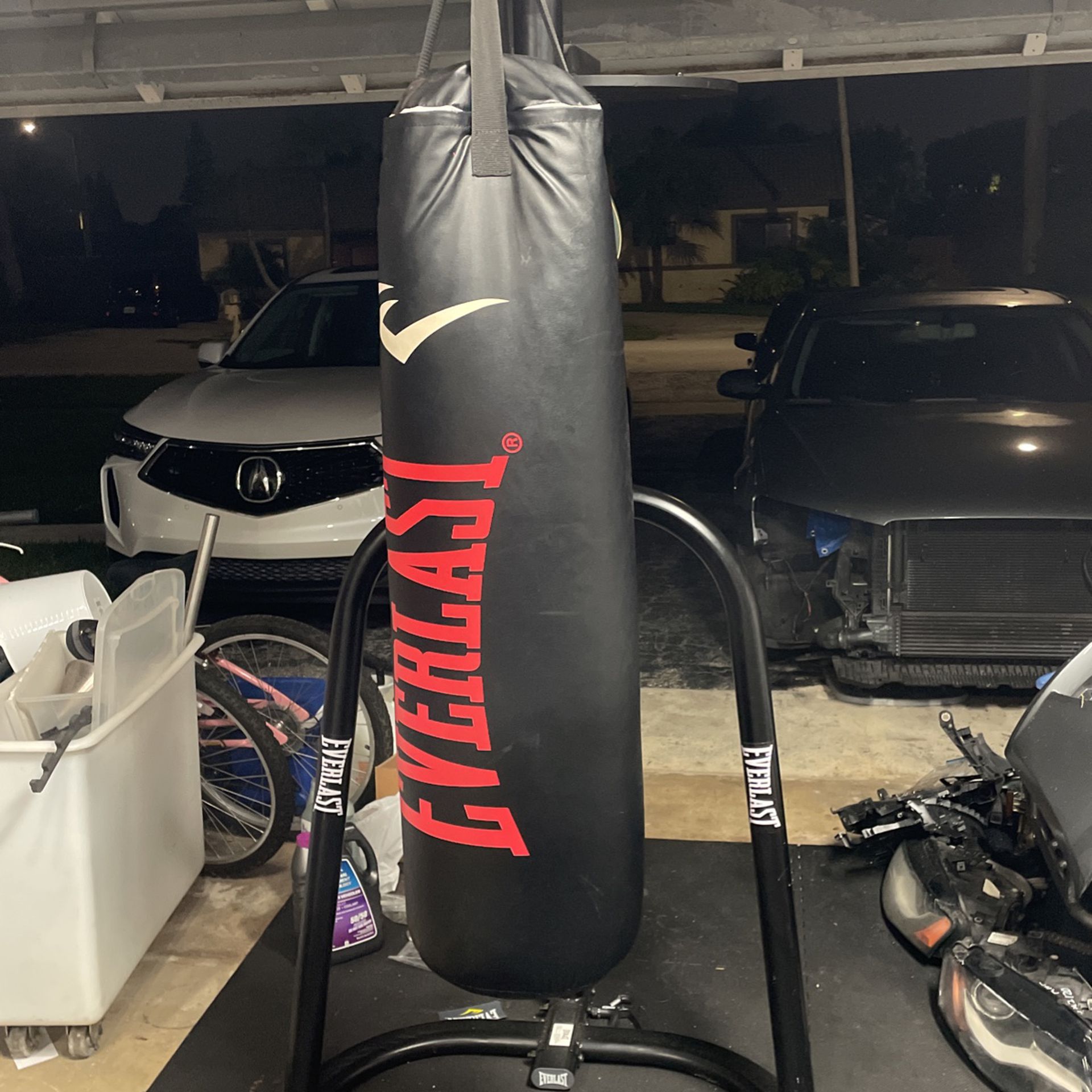 Everlast Dual Station Punching Bag Stand w/ 100 lb PowerCore Heavy Bag and Everhide Speed Bag