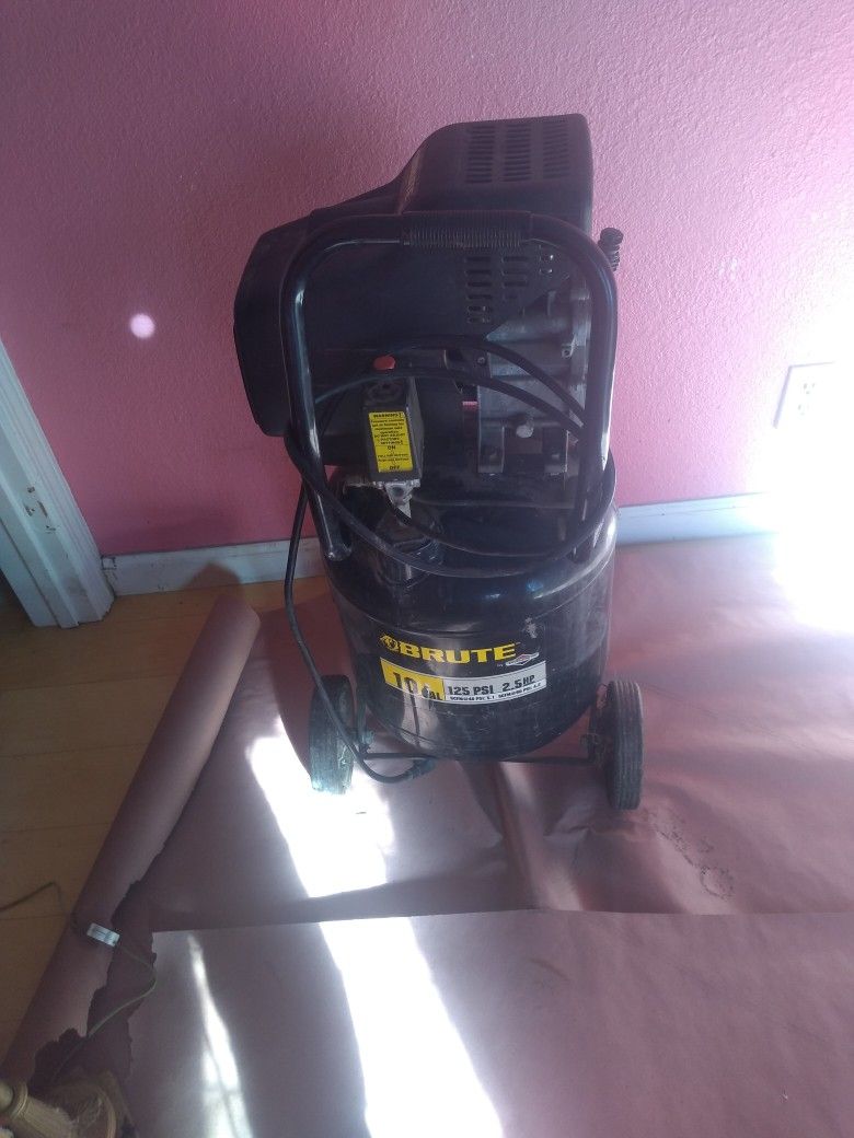 Brute 10 Gallon Air Compressor 2.5 Hp for Sale in North Highlands, CA