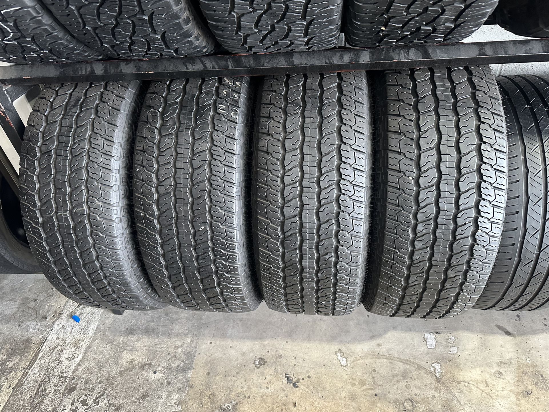 SET OF TIRE 305 55 22 GOODYEAR 85% LIFE