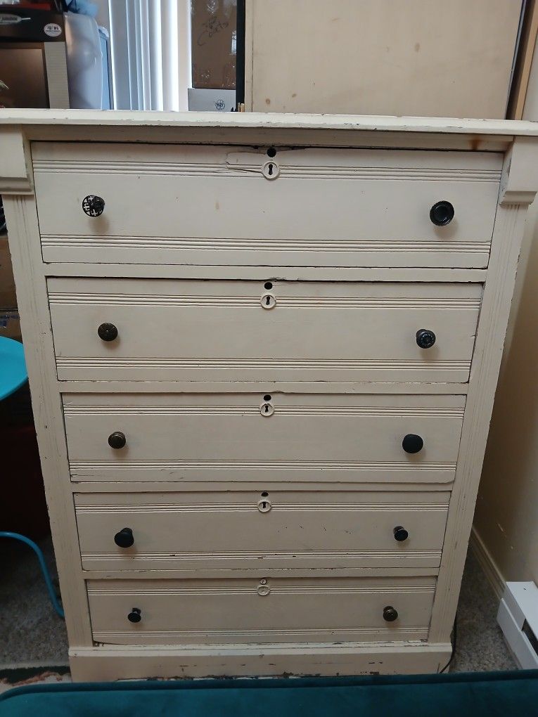 Keyhole Shabby Chic Dresser