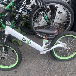 bicicle for kids Bixe tires need air I think no sure 