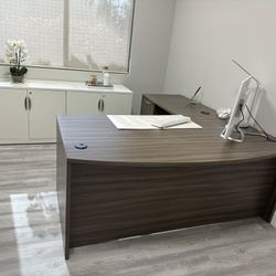 Office furniture (pre-owned furniture)