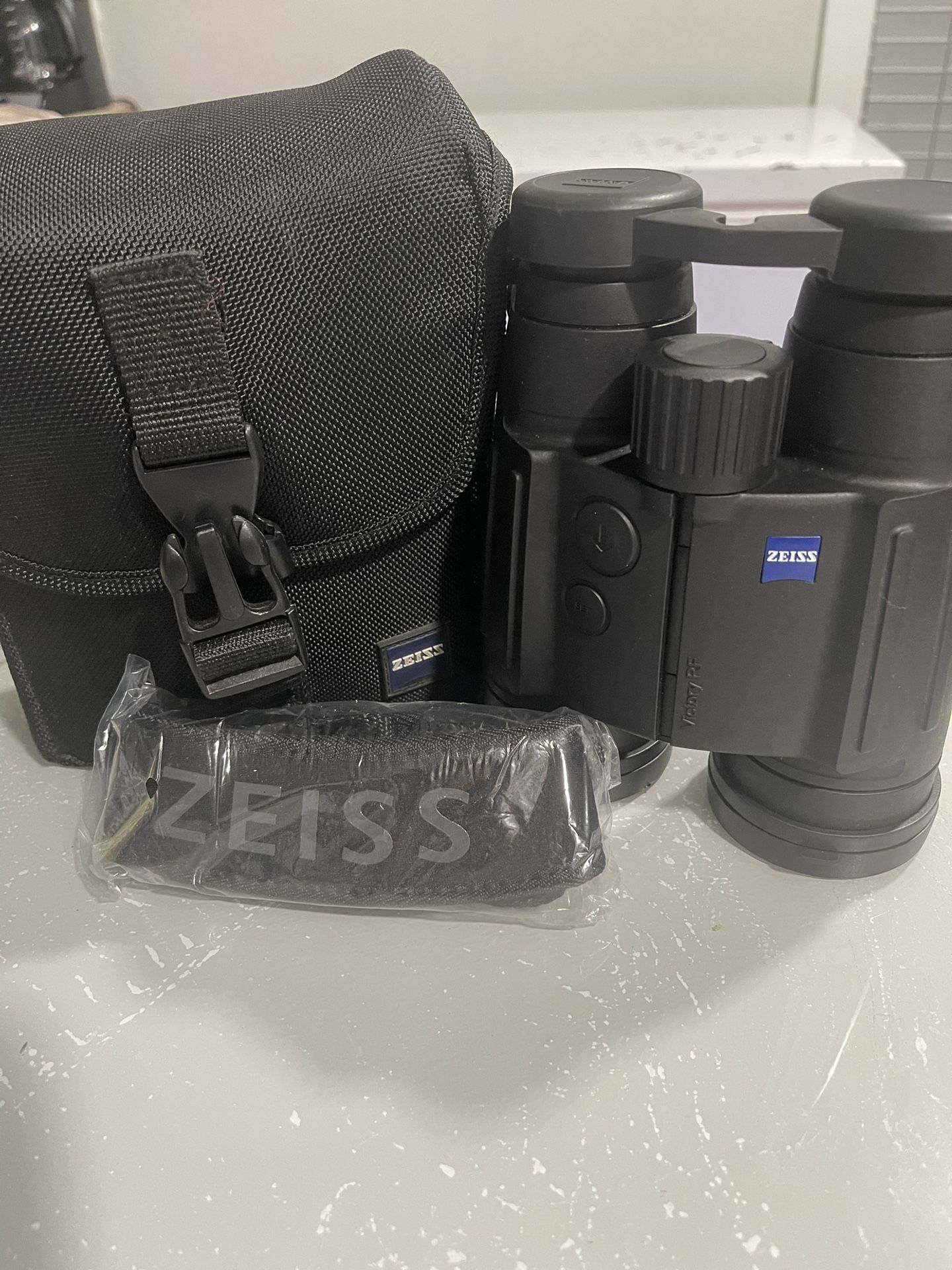Zeiss Victory RT 10X45 Range Finding Binoculars