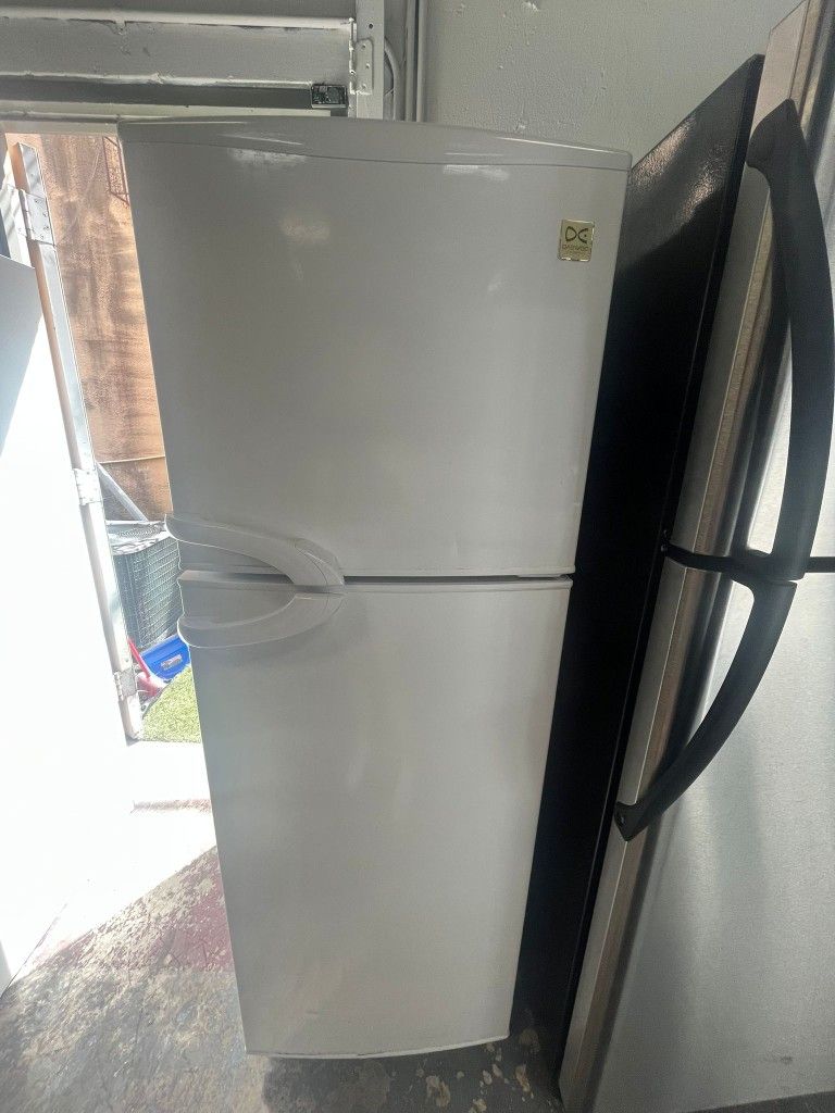 Refrigerator 20 Inch Wide Great Condition for Sale in Hialeah, FL OfferUp