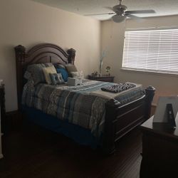 QUEEN BEDROOM SET FOR SALE!
