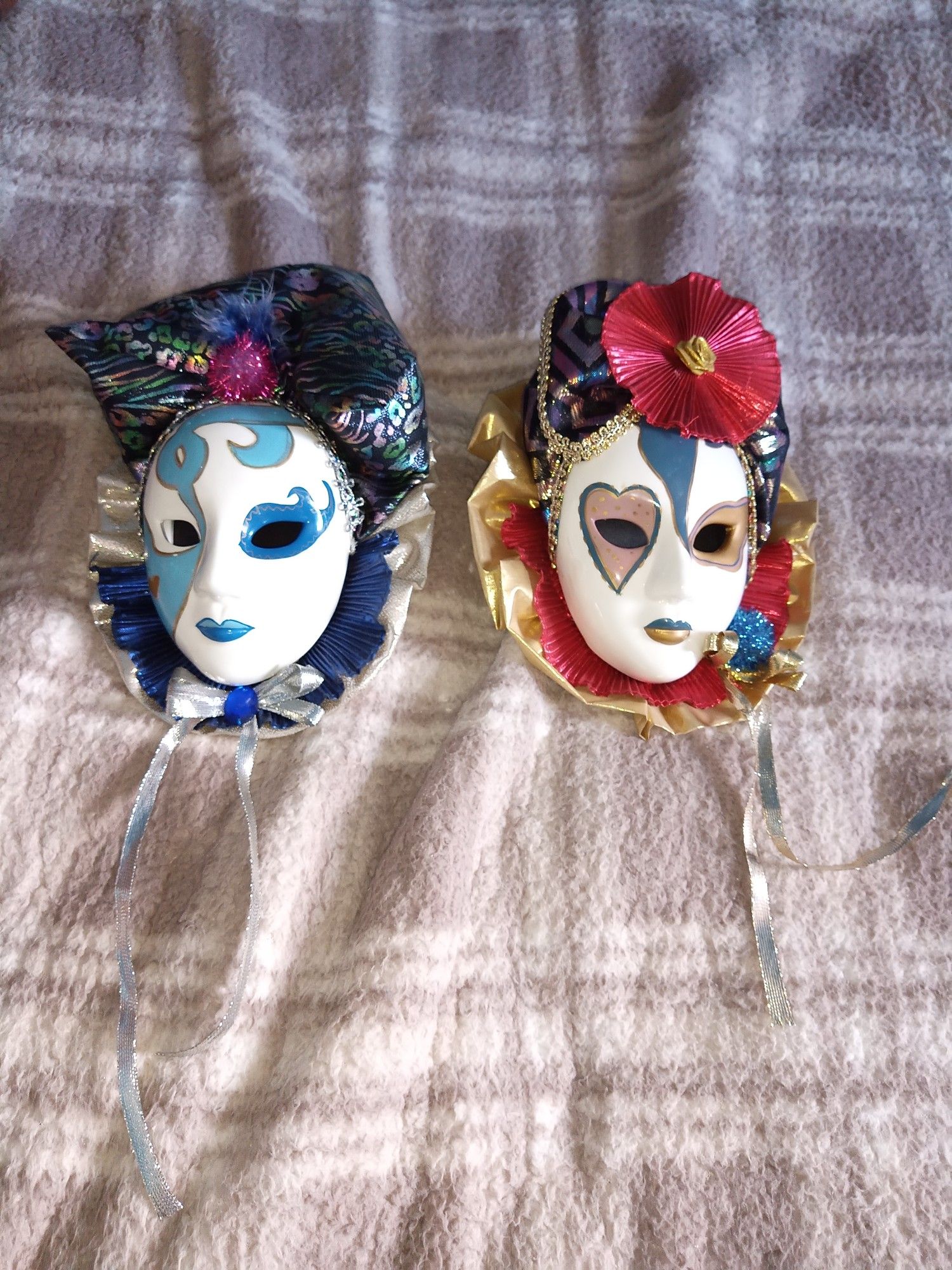 2 masks wall decor