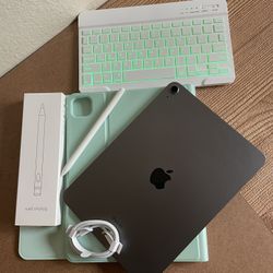 Apple iPad Air 5th Generation (M1 chip / 2022) 64GB with keyboard, pencil & Accessories 