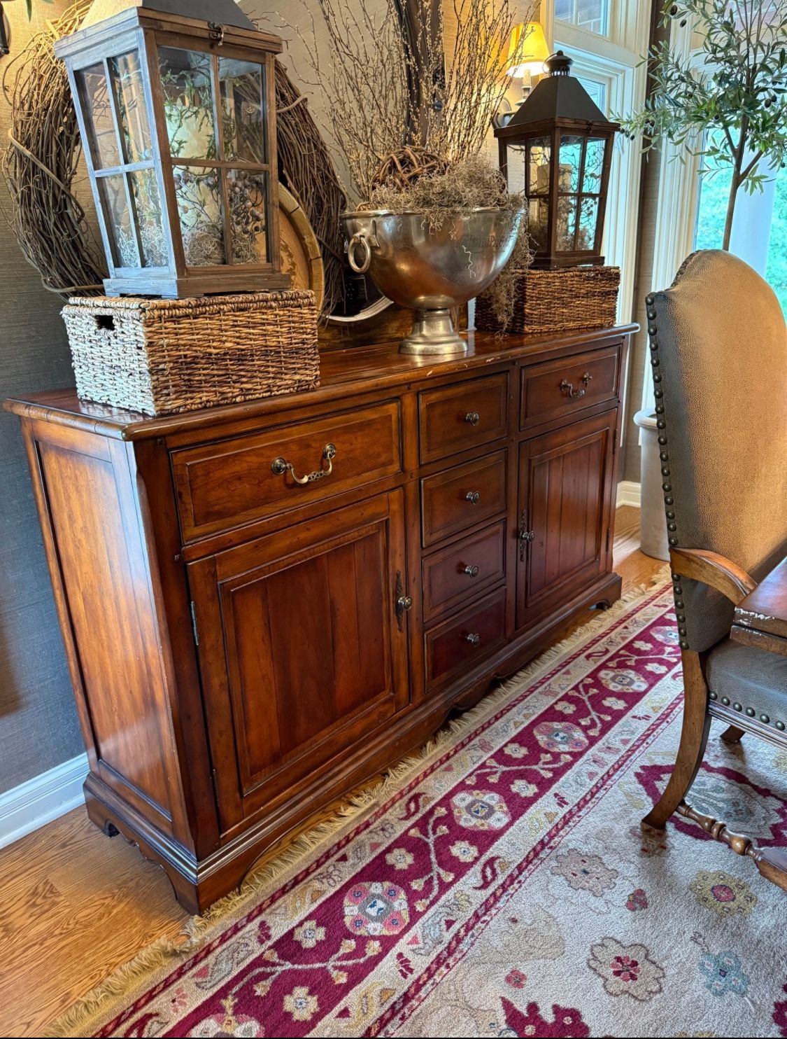 Hooker Furniture Dining Room Set. Buffet, Table, 4 Side Chairs and Two Arm Chairs