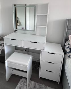 Makeup vanity desk / vanity table with stool