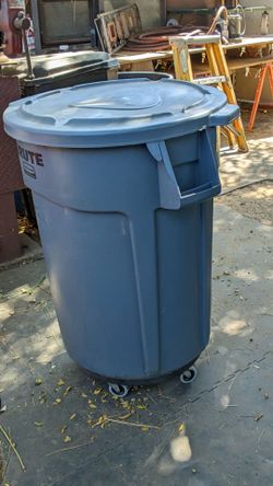 Rubbermaid® Commercial 44 Gallon Brute® Trash Can With Lid