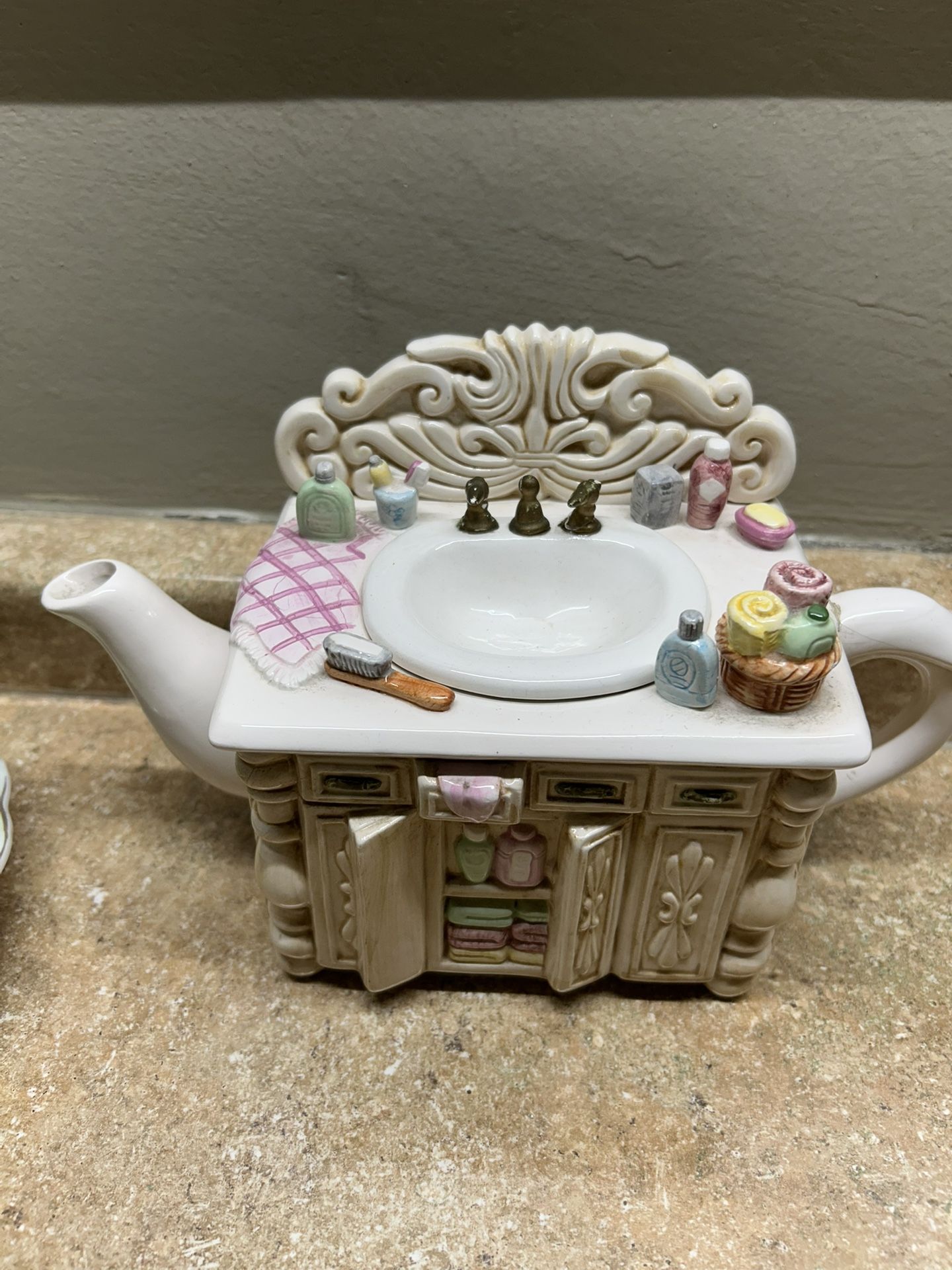 SALE-Vintage cardinal Inc. Bathroom Sink Teapot