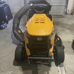 2017 Cub Cadet riding lawnmower