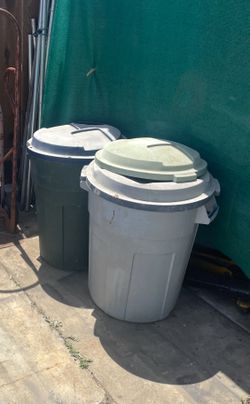 Garbage cans (full size) w/ lids