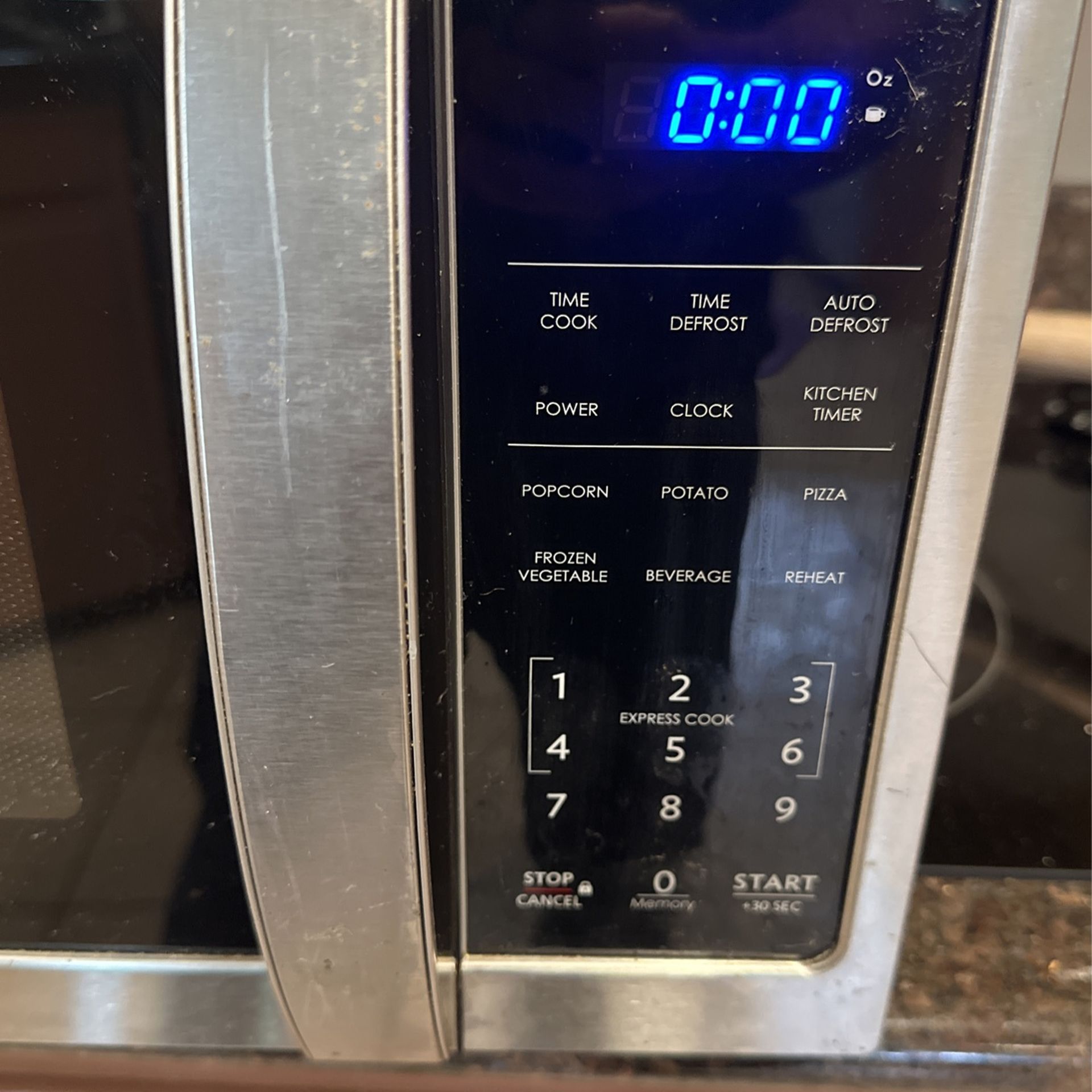 BLACK+DECKER 0.9 cu ft 900W Microwave Oven - Stainless Steel for Sale in  San Antonio, TX - OfferUp