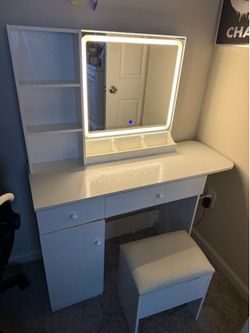 Makeup vanity with lights