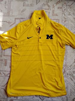 Short sleeve Michigan wolverines button t-shirt. L