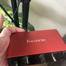 Rode NT1 Xlr Mic With Solo Scarlett 3 Interface, Stand, 2 Xlr Cables And A Pop Filter