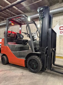 TOYOTA M8 forklift , latest model 5500 lb, 3 stage, side shift , fork positioner