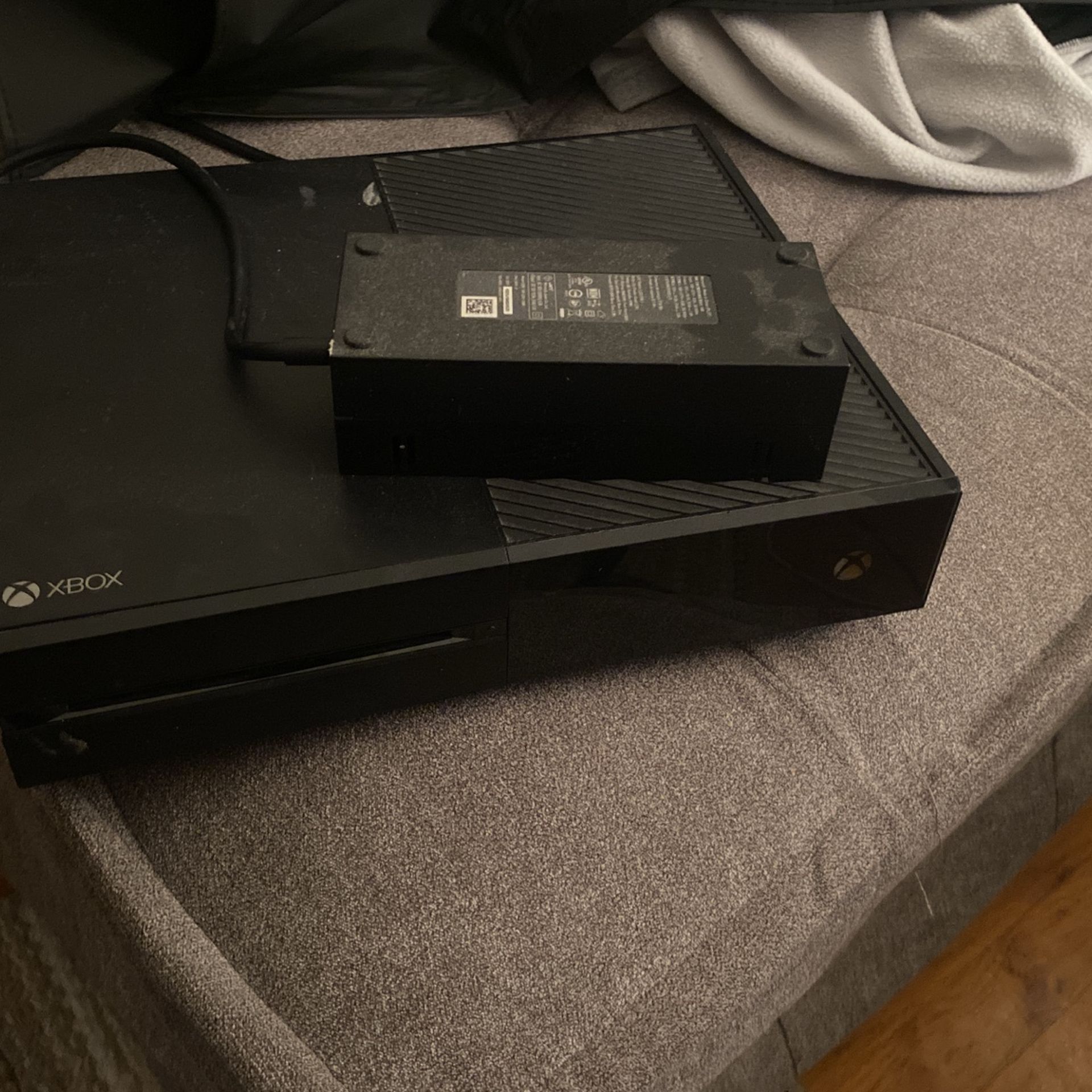 XBOX 1 (no Controller) And Battlefront II Disc