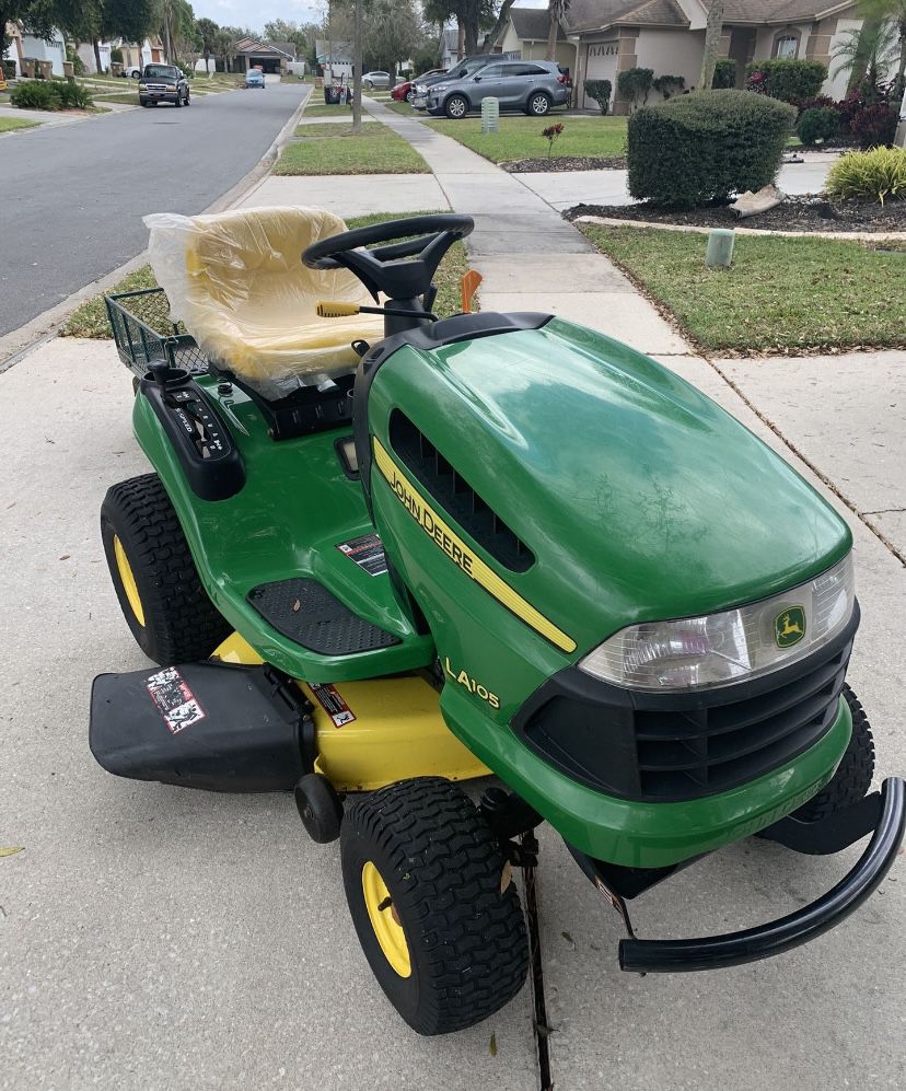 John Deere LA105 Lawn Tractor