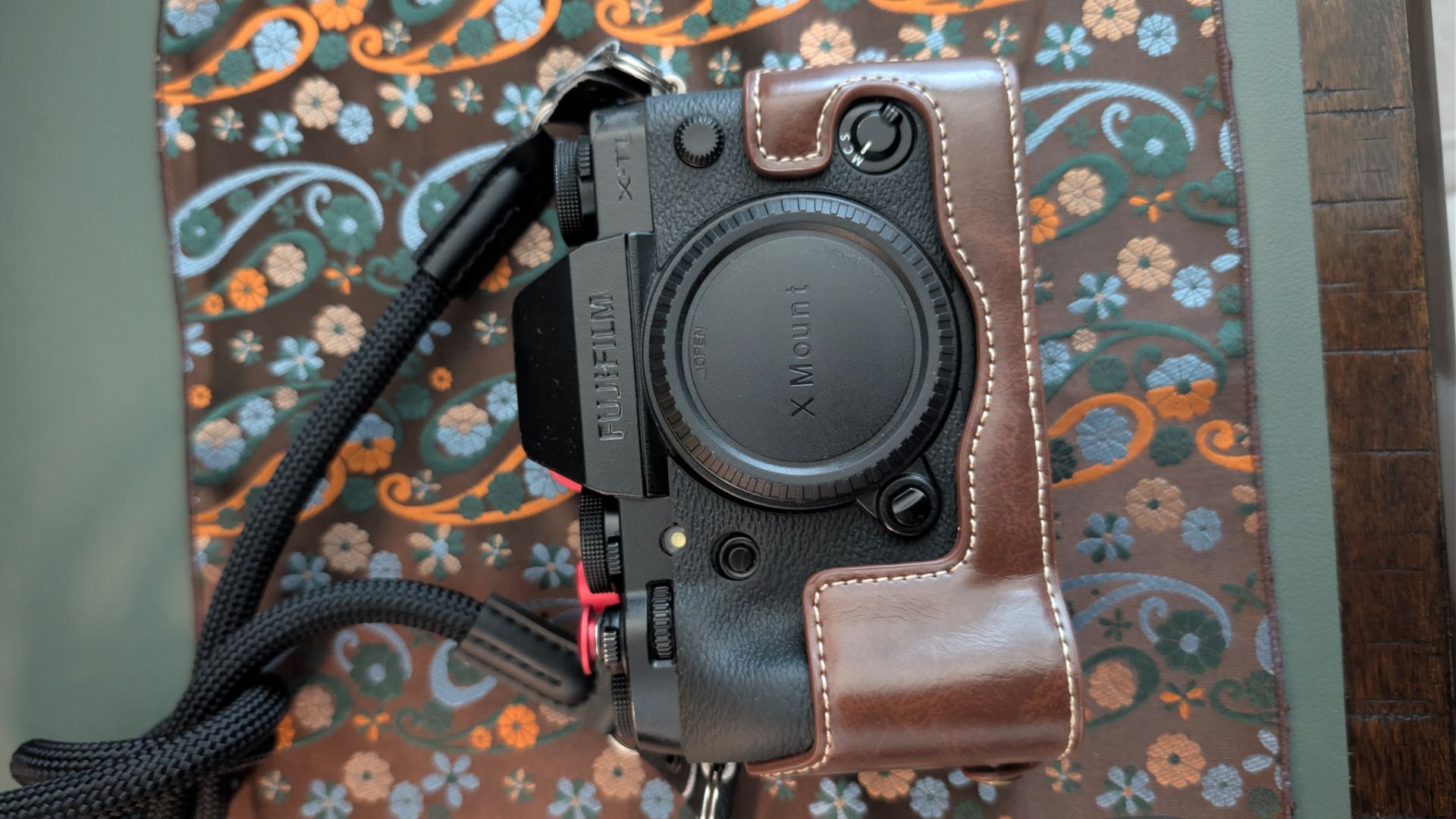 Fujifilm X-T1 with Grip l6.3MP Digital Mirrorless Camera body