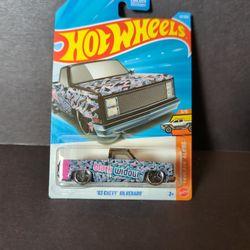 Hot Wheels Truckin' Along '83 Chevy Silverado 