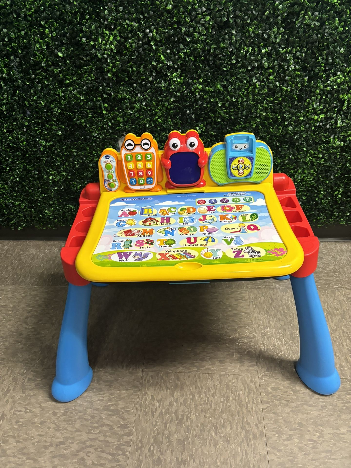 Learn Activity Desk / Paint Table