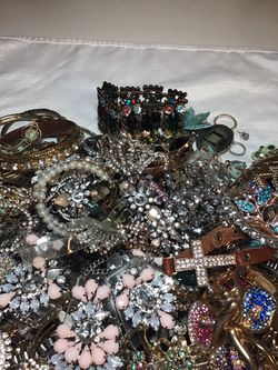 Large Over 4 Pounds Of Broken Rhinestone Jewelry For Harvesting