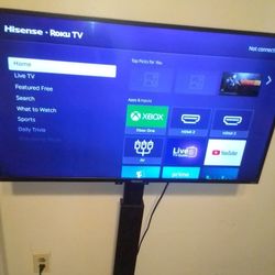 HISENSE 43' SMART ROKU TV w/ STAND AND REMOTE 
