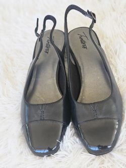 Trotter black low heel sz 7 charol & leather
Zapato mujer negro cuero y charol talla 7 taco bajitoNew shoes, never worn because they're not my size. B