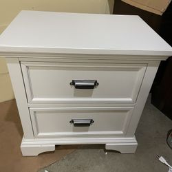 Universal Broadmoore Wynne 2-drawer Nightstand New. 