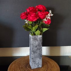 Pretty Vase In Excellent Condition.  Fresh Roses would look beautiful in this vase for Valentines Day.  The flowers & mat  not Included 