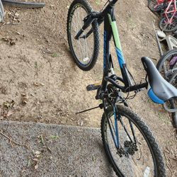 MOUNTAIN Bike 26inch 18Speed EVERYTHING IS GOOD CONDITION 