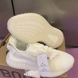 Yeezy Boost 350 V2 Women "Triple White"  Color size us 5.5