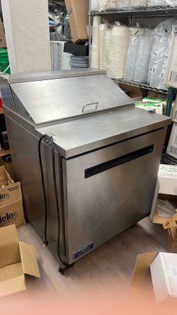 Commercial deli refrigerator