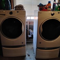 Washer And Dryer Lamps And end Table
