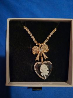 Elegant Rhinestone Bow and Heart Pendant Necklace with Rose Detail