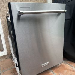 KitchenAid 24 In Stainless Dishwasher.  $898 New 
