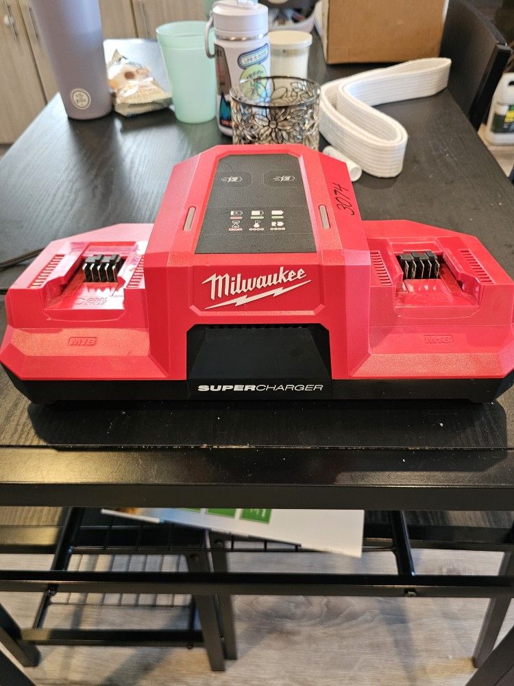 M18 18V Dual Bay Simultaneous Super Charger