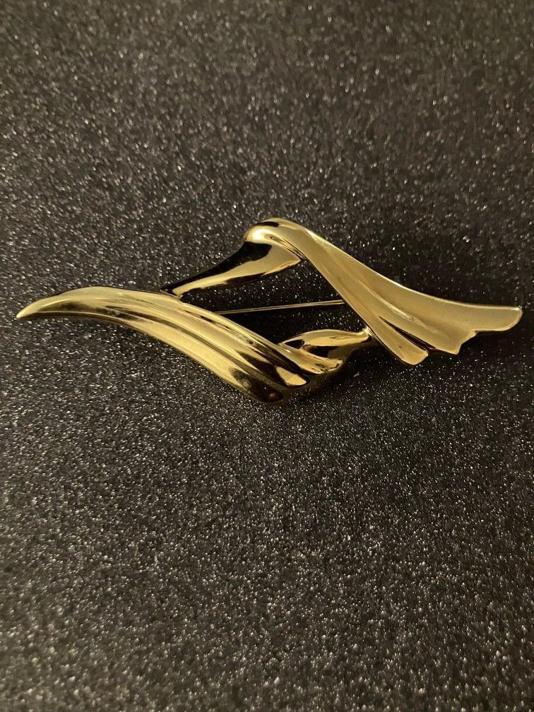 Vintage Trifari Gold Tone Double Wing Designed Brooch