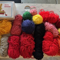 Bolas de hilo para tejer y máquina para hacer rollos de hilo  $30 por todo 