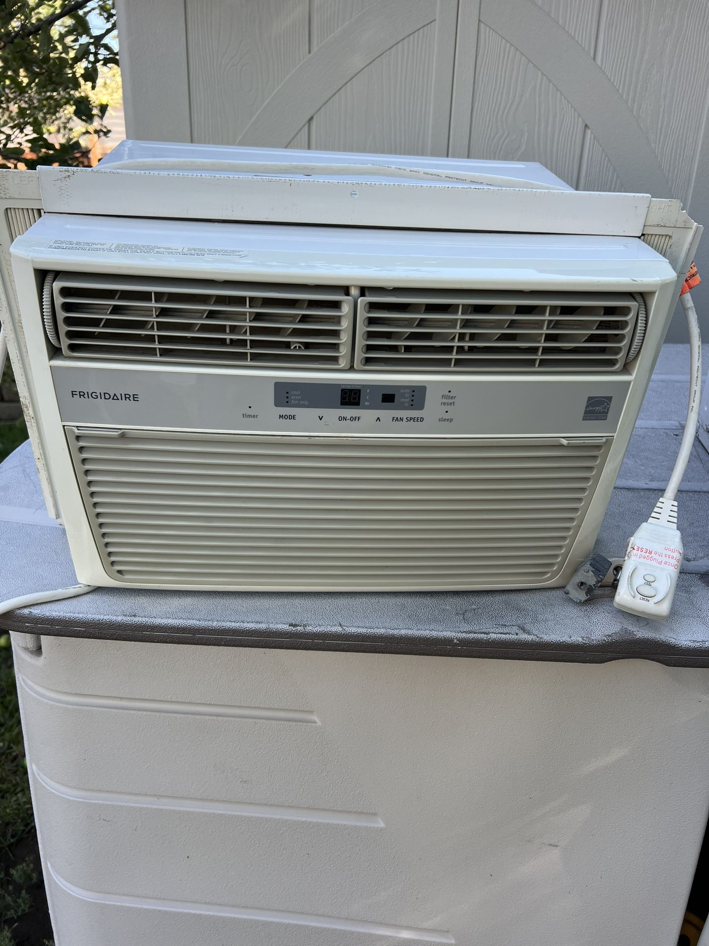 Frigidaire Air Conditioner 6,500 BTUs model:LRA074AT7