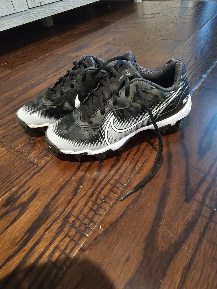 baseball cleats size 3Y