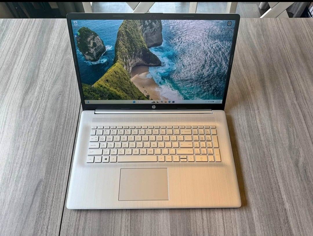 HP 17inch, Quadcore i3, 16Gb Ram, 512Gb SSD