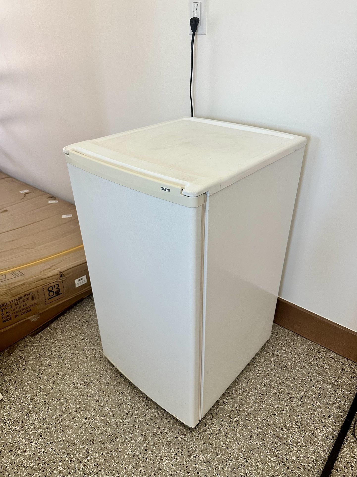 Sanyo 33 inches Mini Fridge with Freezer