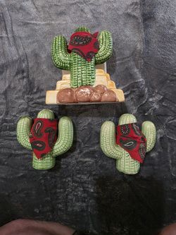 Cactus Salt And Pepper Shaker Display Only Never Used
